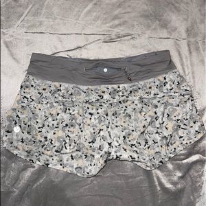 Lululemon hotty hot shorts low rise short 2.5”